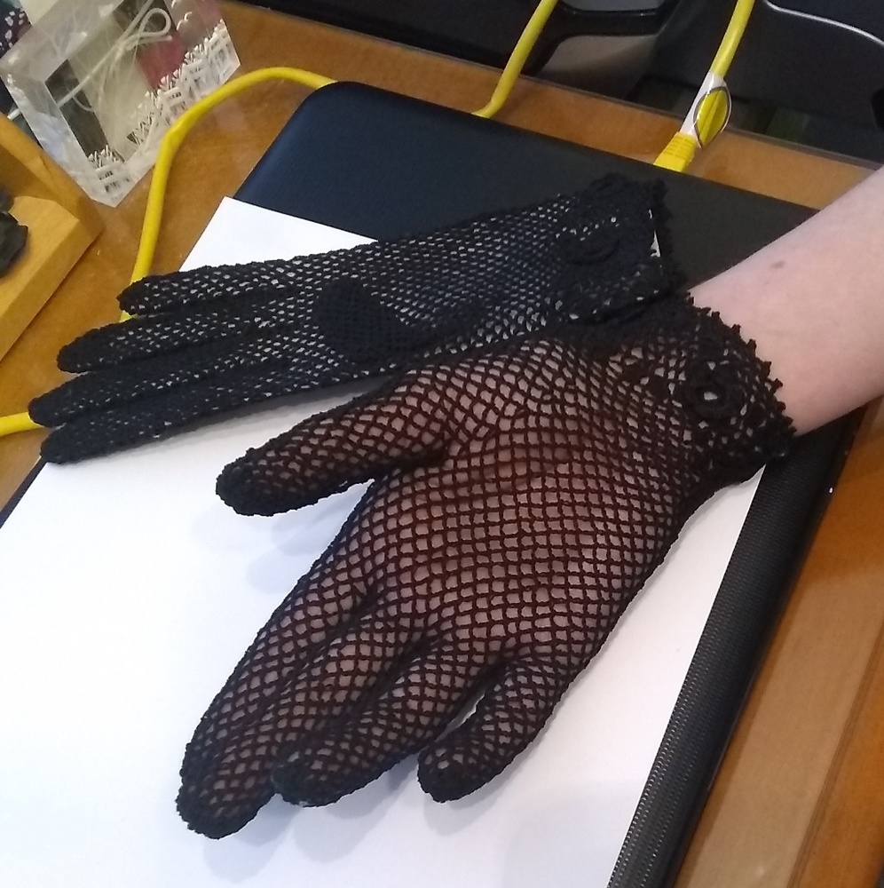 Black Fishnet Gloves - Picture 4 of 5